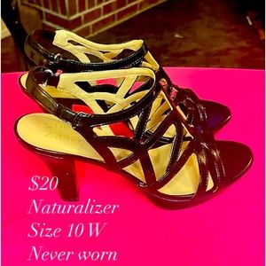 Size 10 W brand Naturalizer , never worn